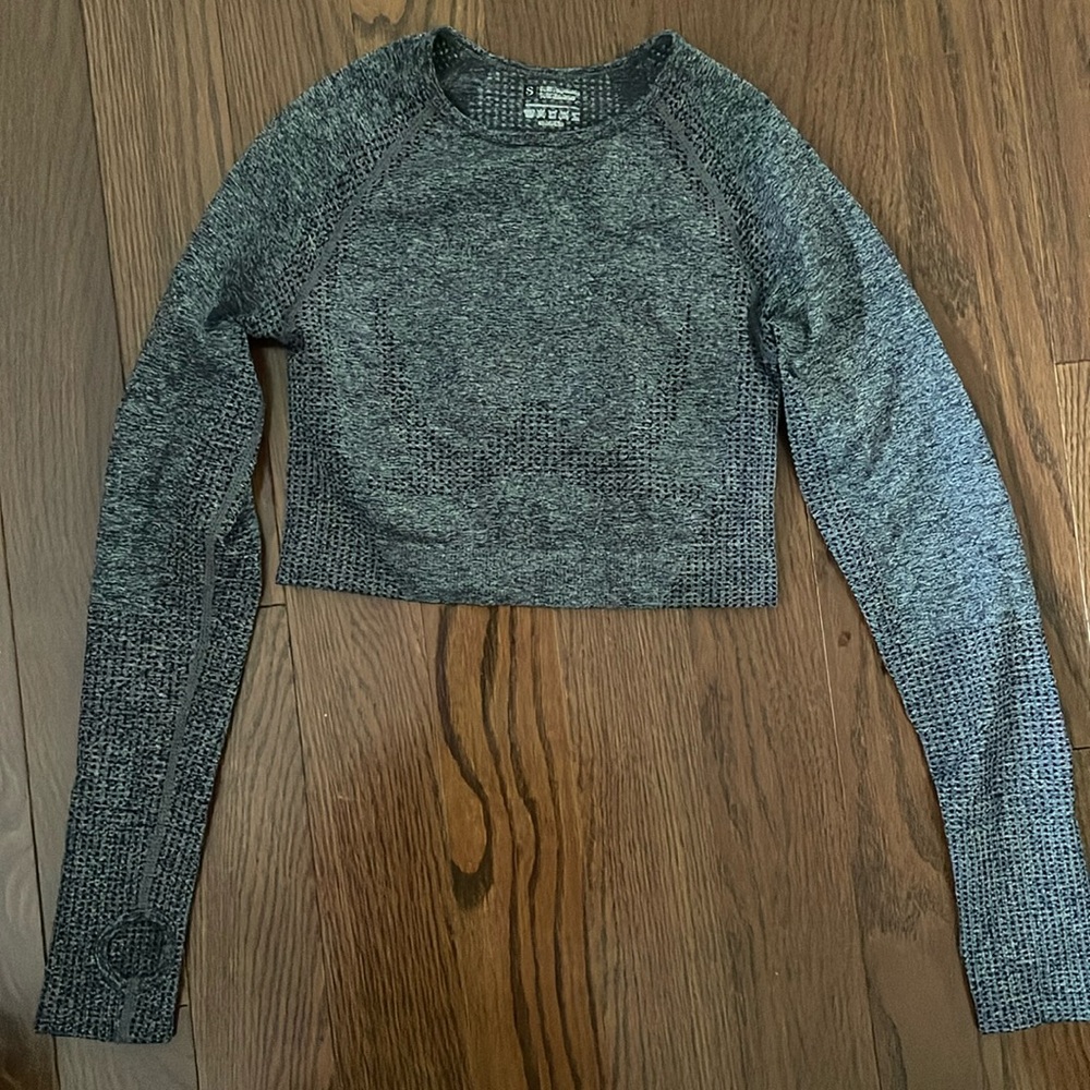 Workout top with keyholes